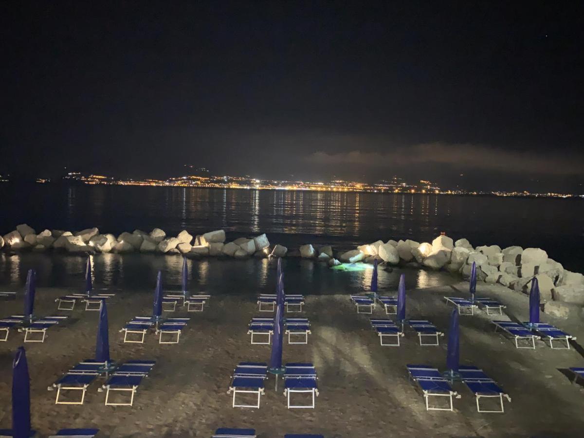 Bed And Beach Messina Bagian luar foto
